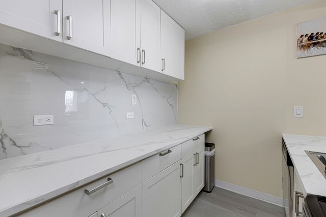 1043 S YORK Road 209, Bensenville, IL 60106