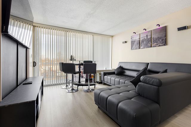 1043 S YORK Road 209, Bensenville, IL 60106