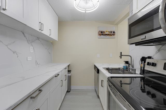 1043 S YORK Road 209, Bensenville, IL 60106