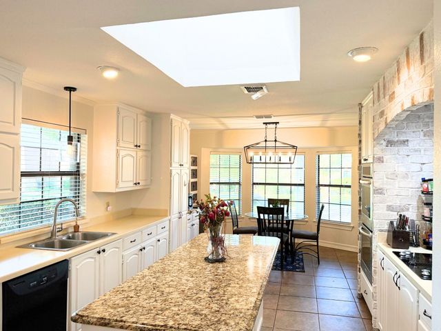 6004 Lakehurst Drive, Arlington, TX 76016