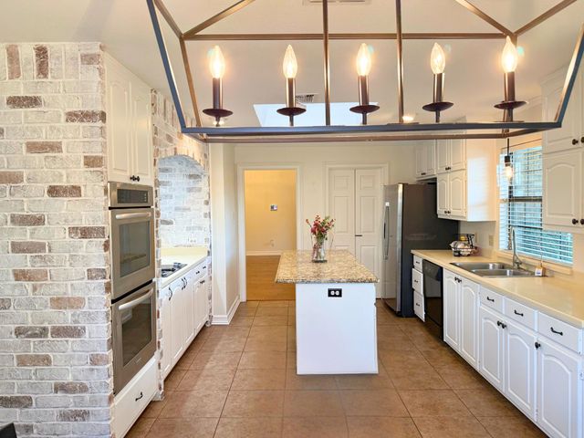 6004 Lakehurst Drive, Arlington, TX 76016