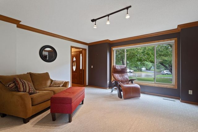 7020 Beacon Circle, Eden Prairie, MN 55346