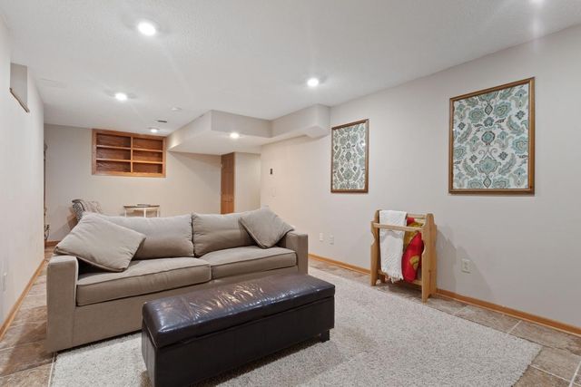 7020 Beacon Circle, Eden Prairie, MN 55346