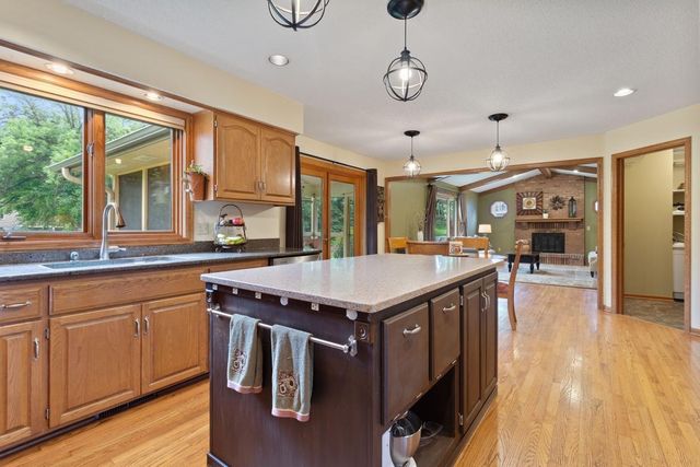 7020 Beacon Circle, Eden Prairie, MN 55346