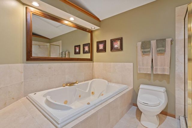 7020 Beacon Circle, Eden Prairie, MN 55346