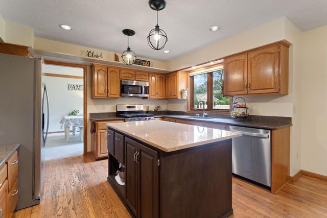 7020 Beacon Circle, Eden Prairie, MN 55346