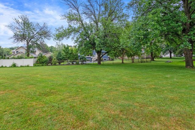 7020 Beacon Circle, Eden Prairie, MN 55346