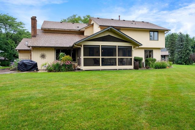 7020 Beacon Circle, Eden Prairie, MN 55346
