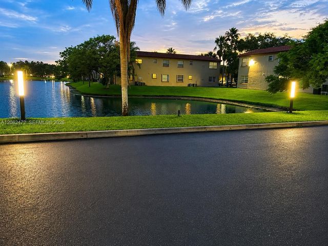 8630 SW 3rd St 101, Pembroke Pines, FL 33025