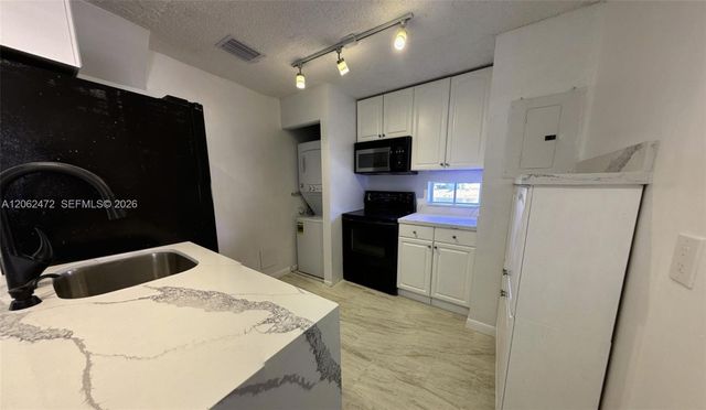 8630 SW 3rd St 101, Pembroke Pines, FL 33025