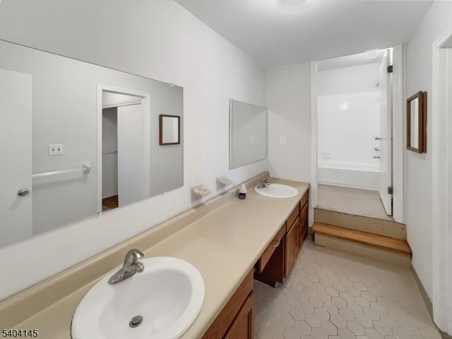 16 Knob Hill Rd, Washington Twp., NJ 07840