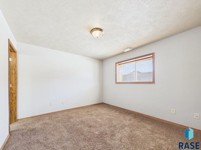 8200 S Hughes Ave Avenue, Sioux Falls, SD 57108