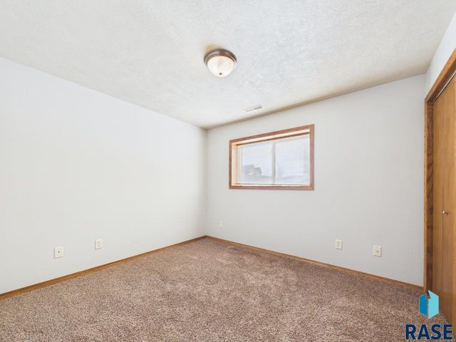 8200 S Hughes Ave Avenue, Sioux Falls, SD 57108