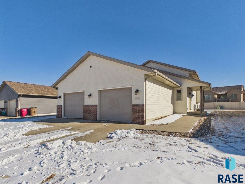 8200 S Hughes Ave Avenue, Sioux Falls, SD 57108
