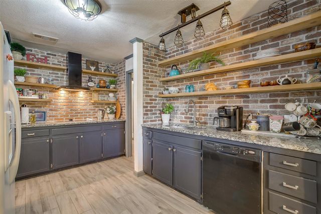905 E Renfro Street, Burleson, TX 76028
