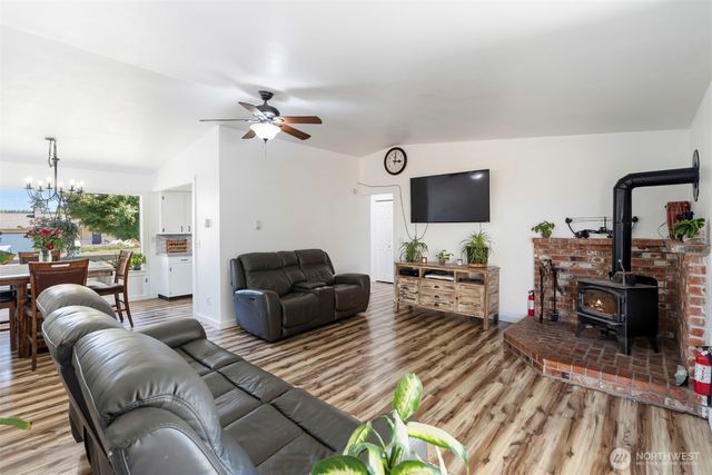 809 4th Avenue NE, Chehalis, WA 98532