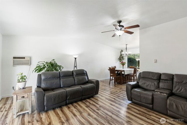 809 4th Avenue NE, Chehalis, WA 98532
