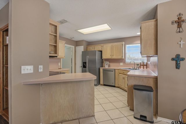 220 Eastgate Dr, Whitehouse, TX 75791
