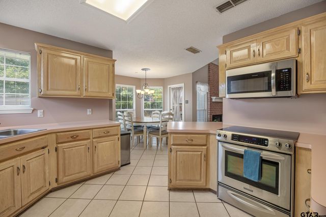 220 Eastgate Dr, Whitehouse, TX 75791