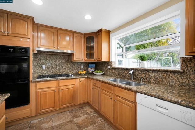 922 922 Coral Dr, Rodeo, CA 94572