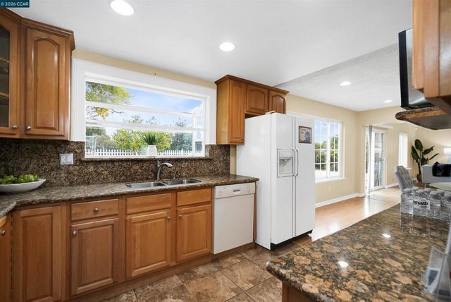 922 922 Coral Dr, Rodeo, CA 94572