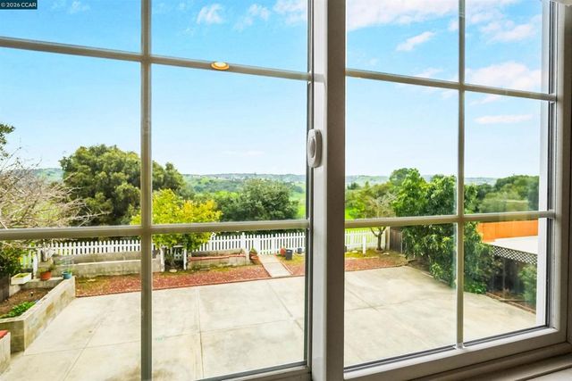 922 922 Coral Dr, Rodeo, CA 94572