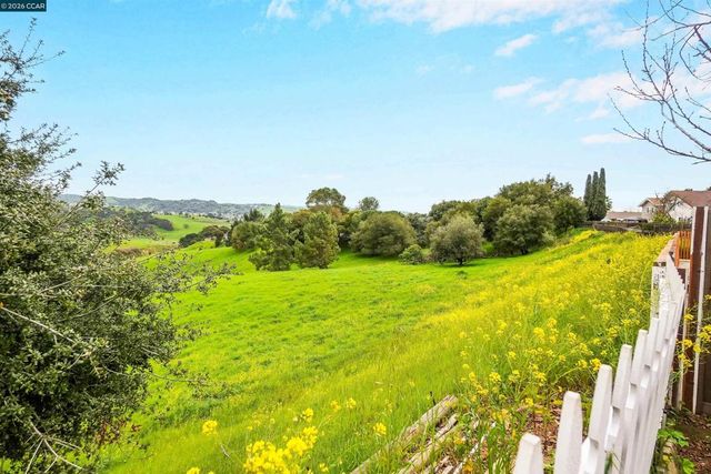 922 922 Coral Dr, Rodeo, CA 94572