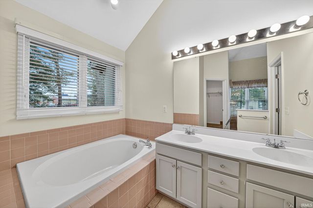 1342 Bridge Water Way, Mishawaka, IN 46545