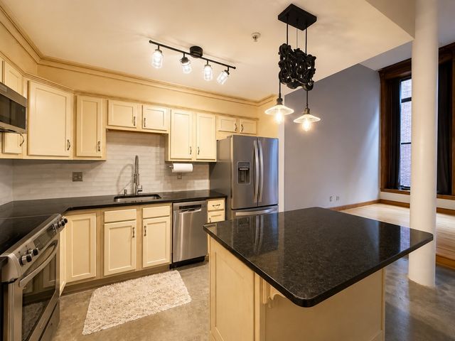 172 Middle St 206, Lowell, MA 01852