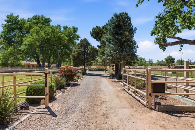 8805 Rio Grande Boulevard NW, Los Ranchos, NM 87114