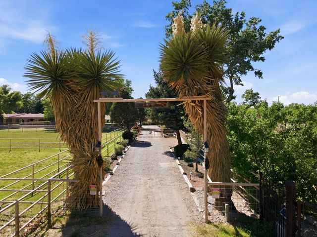 8805 Rio Grande Boulevard NW, Los Ranchos, NM 87114
