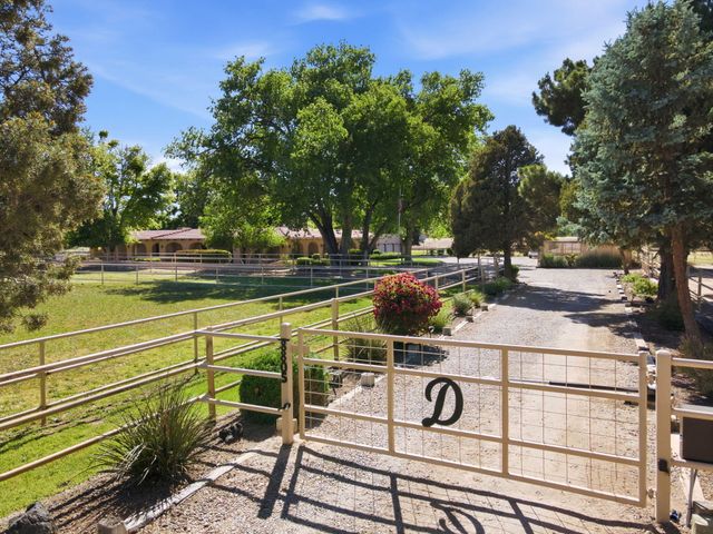 8805 Rio Grande Boulevard NW, Los Ranchos, NM 87114