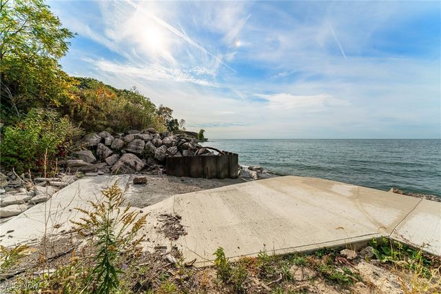 32321 Lake Shore Boulevard, Willowick, OH 44095