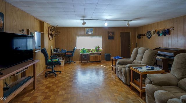 416 W Stewart Avenue, Medford, OR 97501