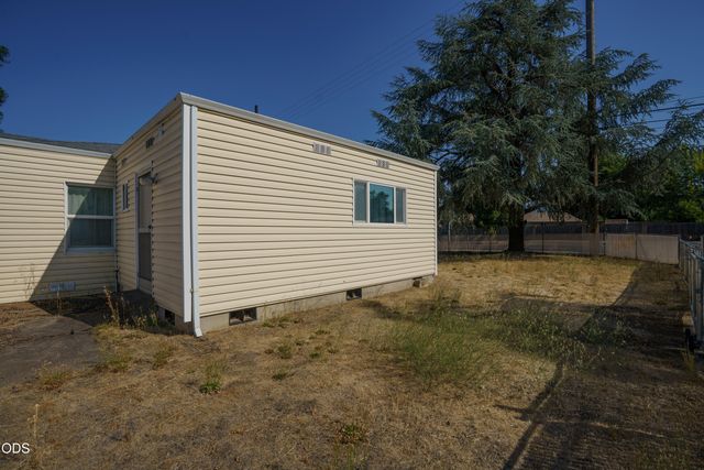 416 W Stewart Avenue, Medford, OR 97501