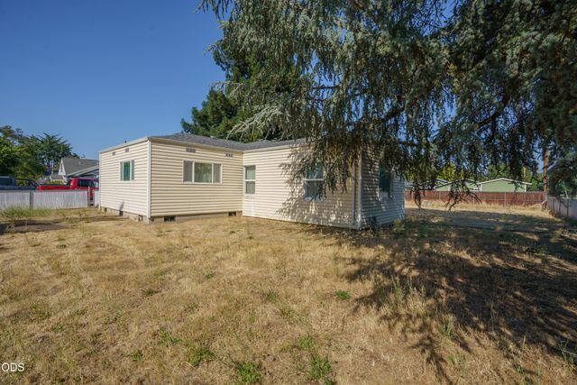 416 W Stewart Avenue, Medford, OR 97501