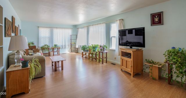 416 W Stewart Avenue, Medford, OR 97501