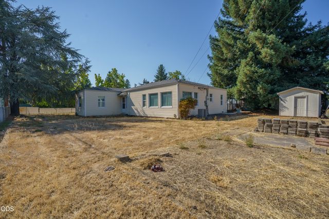 416 W Stewart Avenue, Medford, OR 97501