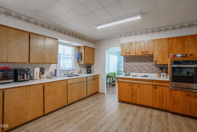 416 W Stewart Avenue, Medford, OR 97501
