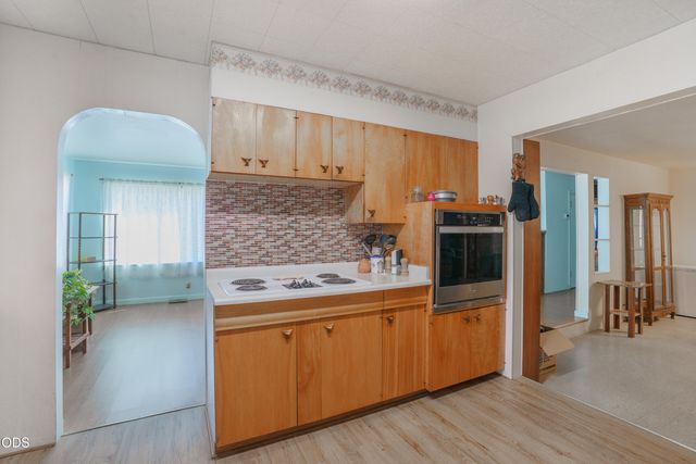416 W Stewart Avenue, Medford, OR 97501