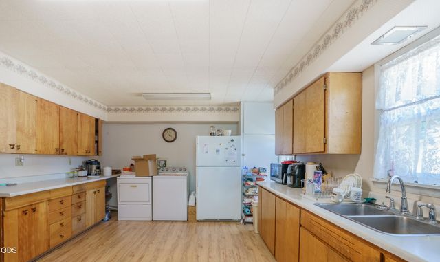 416 W Stewart Avenue, Medford, OR 97501