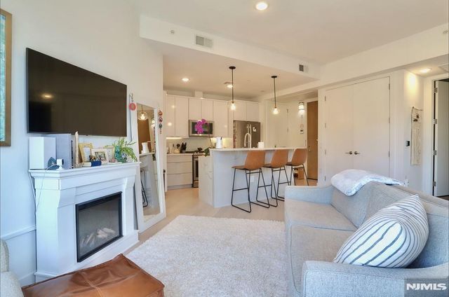 332 Newark Avenue 4A, Jersey City, NJ 07302