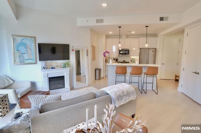 332 Newark Avenue 4A, Jersey City, NJ 07302