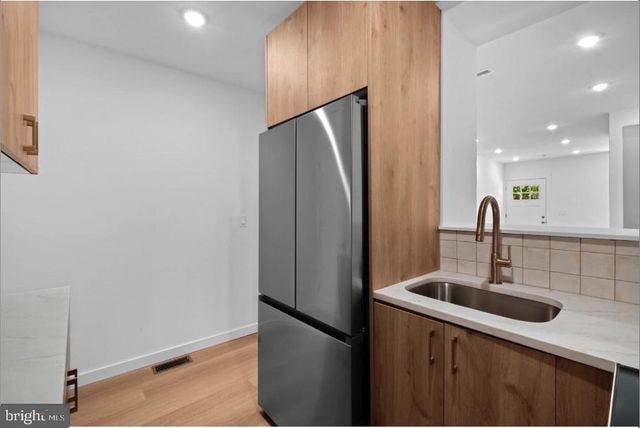 2215 N MUTTER ST, Philadelphia, PA 19133