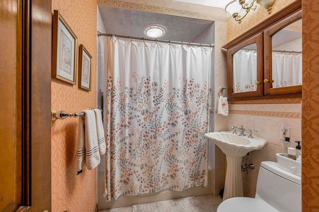 153 Eleventh, Lowell, MA 01850