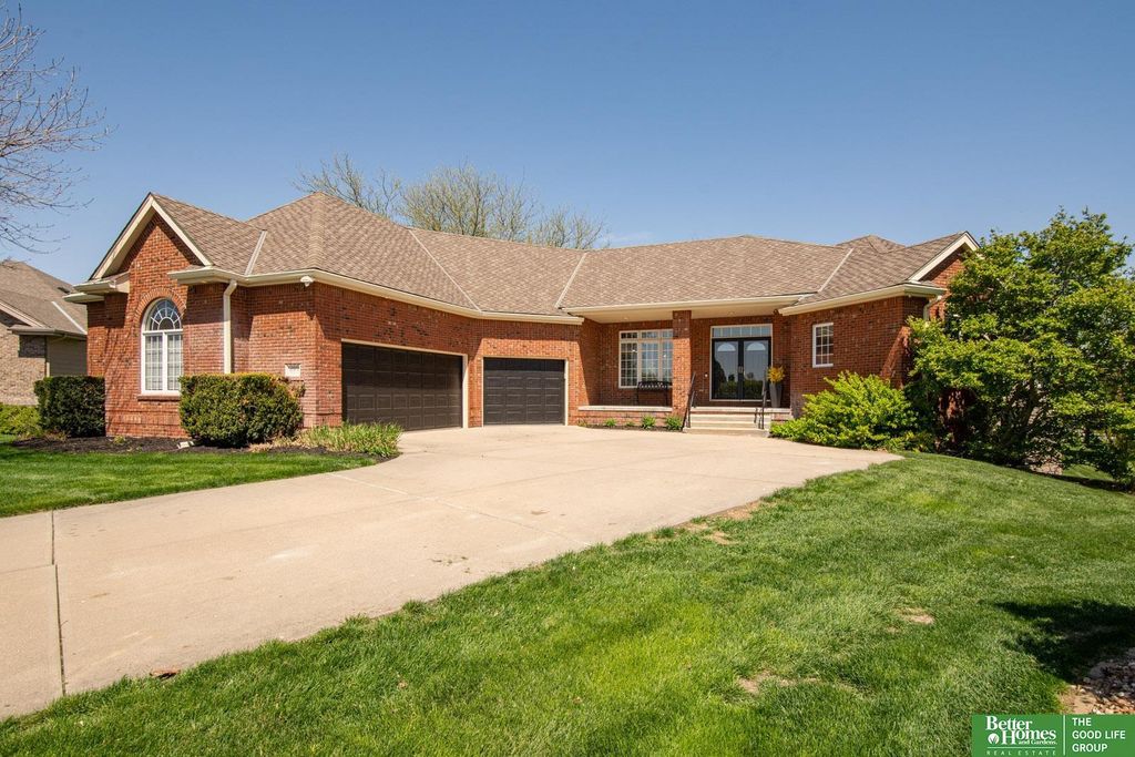 17402 augusta Circle, Omaha, NE 68136