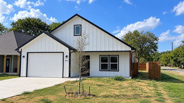 302 W Pine Street, Whitewright, TX 75491