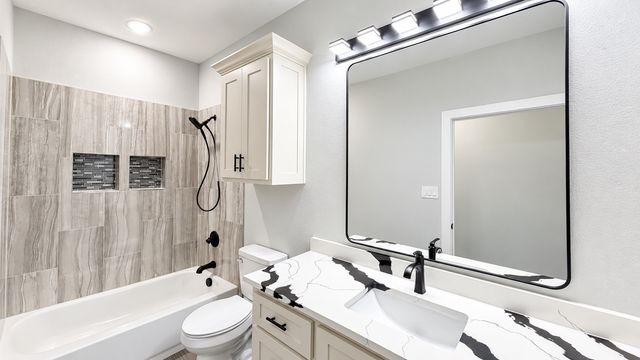 302 W Pine Street, Whitewright, TX 75491