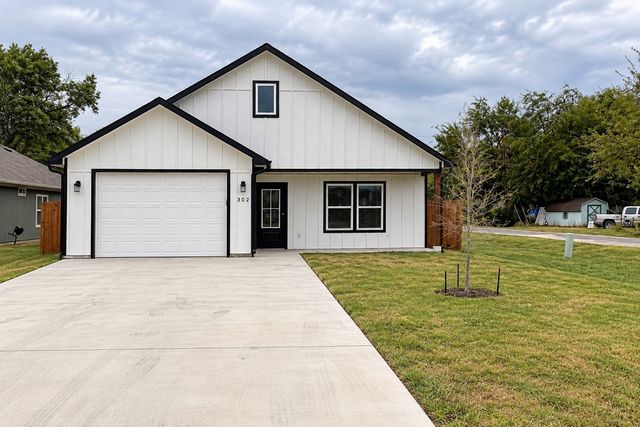 302 W Pine Street, Whitewright, TX 75491