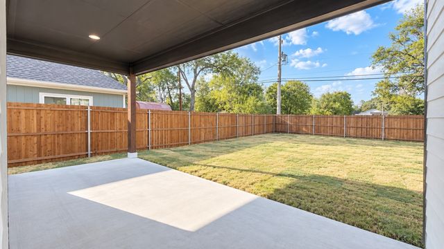 302 W Pine Street, Whitewright, TX 75491
